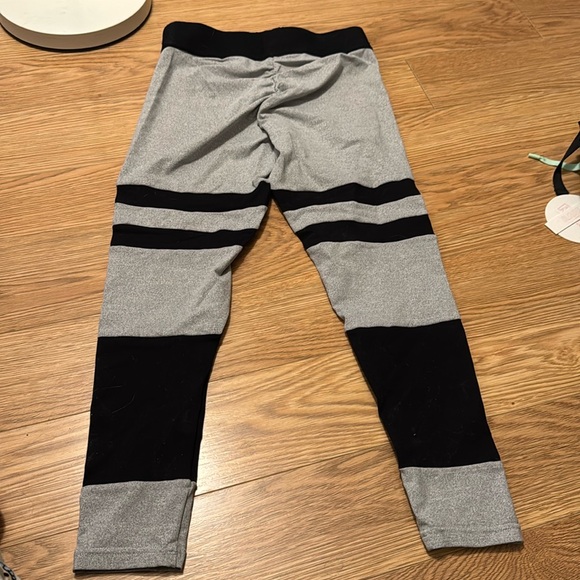 Sweet Peach apparel scrunch bum leggings size small light gray and black - Picture 4 of 9